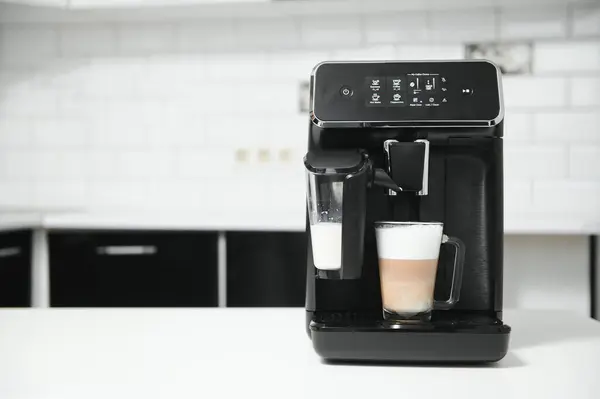 Mesin Kopi Profesional Rumah Dengan Cangkir Cappuccino Kopi Mesin Latte Stok Gambar