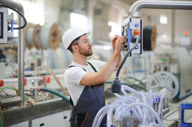Fabrika işçisinin portresi. Genç yakışıklı fabrika işçisi.