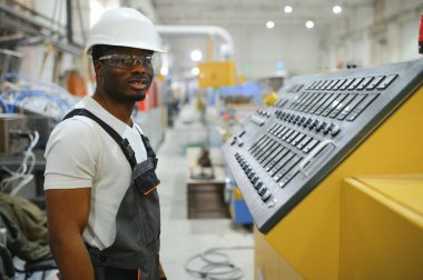 Alüminyum, PVC pencere ve kapı üretim fabrikası. PVC pencere ve kapılarını birleştiren el işçisi.