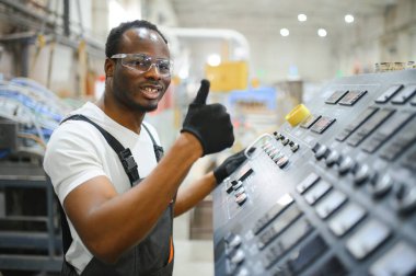 Alüminyum, PVC pencere ve kapı üretim fabrikası. PVC pencere ve kapılarını birleştiren el işçisi.