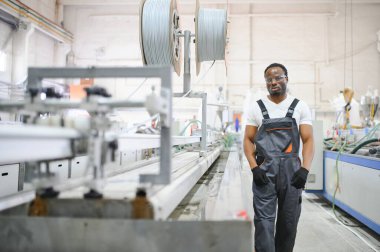 Alüminyum, PVC pencere ve kapı üretim fabrikası. PVC pencere ve kapılarını birleştiren el işçisi.