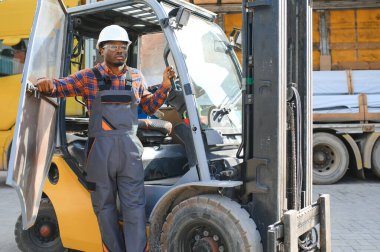 Afrikalı lojistikçi bir yük taşıyıcısının deposunda forklift şoförü olarak çalışıyormuş..