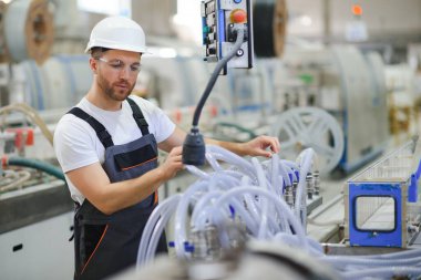 Fabrika işçisi. Üretim hattında çalışan adam..