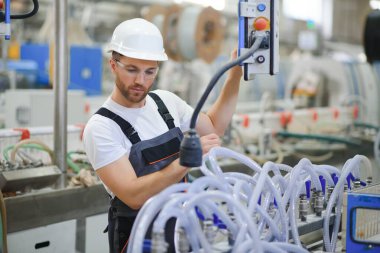 Fabrika işçisinin portresi. Genç yakışıklı fabrika işçisi.