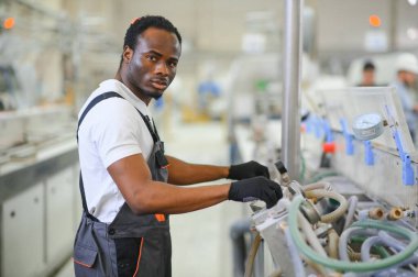 Alüminyum, PVC pencere ve kapı üretim fabrikası. PVC pencere ve kapılarını birleştiren el işçisi.