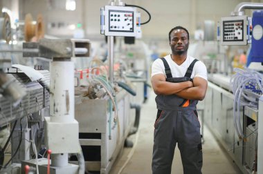 Elle çalışan işçi PVC kapı ve pencereleri birleştiriyor. Alüminyum ve PVC pencere ve kapı üretim fabrikası.