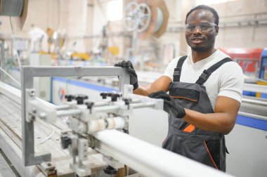 Elle çalışan işçi PVC kapı ve pencereleri birleştiriyor. Alüminyum ve PVC pencere ve kapı üretim fabrikası.