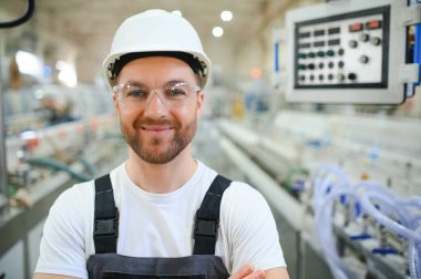 Fabrika işçisinin portresi. Genç yakışıklı fabrika işçisi.