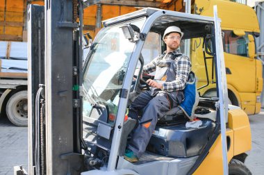 Forklift kullanan bir depocu..