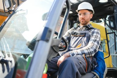 Forklift kullanan bir depocu..