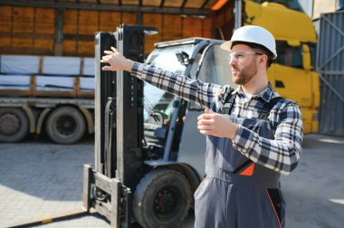 Forklift kullanan bir depocu..