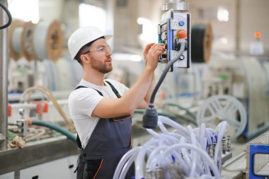 Fabrika işçisi. Üretim hattında çalışan adam..