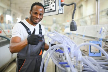 Plastik pencere çerçevesi fabrikasında çalışan Afro-Amerikalı bir erkek işçi..