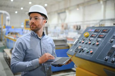 Kendine güvenen yakışıklı teknik mühendisin portresi.