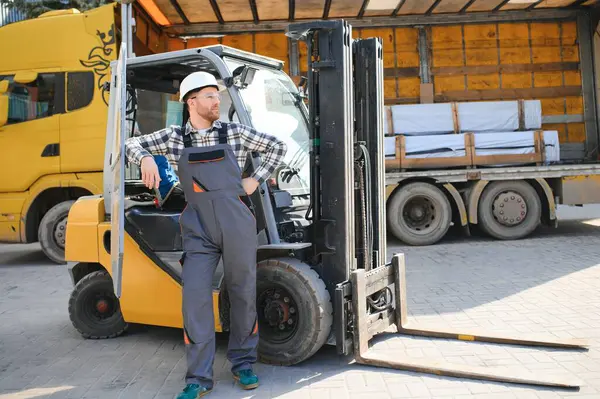 Forklift sürücüsünde çalışan adam fabrika lojistik gemisinde çalışmaktan memnun..