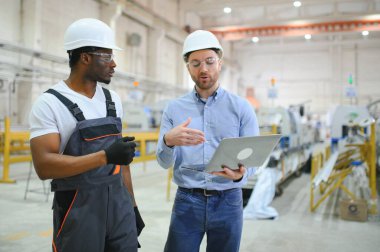 Fabrikada iki işçi. Mühendis ve işçi.