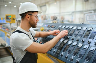 Fabrika işçisinin portresi. Genç yakışıklı fabrika işçisi.