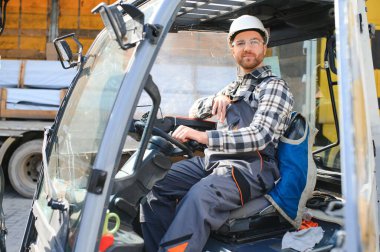 Forklift kullanan bir depocu..