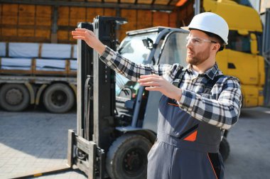 Forklift sürücüsünde çalışan adam fabrika lojistik gemisinde çalışmaktan memnun..