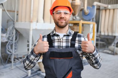 Fabrika işçisinin portresi. Genç yakışıklı fabrika işçisi.