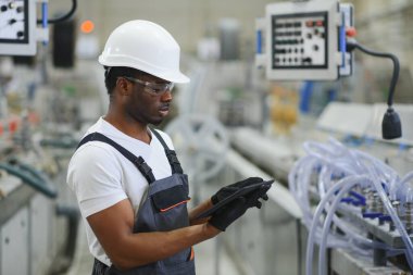 Elle çalışan işçi PVC kapı ve pencereleri birleştiriyor. Alüminyum ve PVC pencere ve kapı üretim fabrikası.