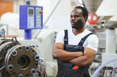 Elle çalışan işçi PVC kapı ve pencereleri birleştiriyor. Alüminyum ve PVC pencere ve kapı üretim fabrikası.