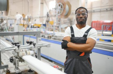 Alüminyum, PVC pencere ve kapı üretim fabrikası. PVC pencere ve kapılarını birleştiren el işçisi.