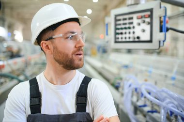 Fabrika işçisi. Üretim hattında çalışan adam..