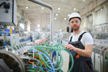 Fabrika işçisi. Üretim hattında çalışan adam..