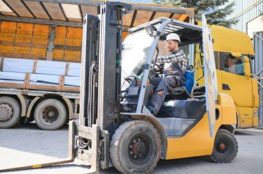 Forklift kullanan bir depocu..