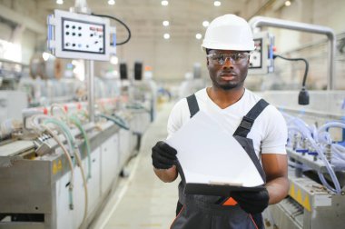 Alüminyum, PVC pencere ve kapı üretim fabrikası. PVC pencere ve kapılarını birleştiren el işçisi.