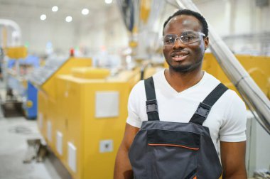 Elle çalışan işçi PVC kapı ve pencereleri birleştiriyor. Alüminyum ve PVC pencere ve kapı üretim fabrikası.