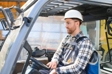 Forklift sürücüsünde çalışan adam fabrika lojistik gemisinde çalışmaktan memnun..