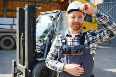 Forklift kullanan bir depocu..