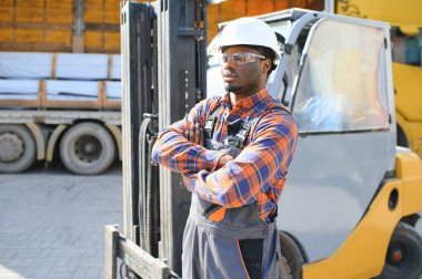 Afrikalı lojistikçi bir yük taşıyıcısının deposunda forklift şoförü olarak çalışıyormuş..