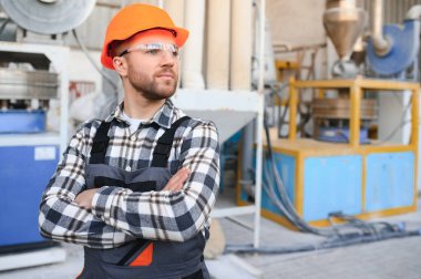 Fabrika işçisi. Üretim hattında çalışan adam..