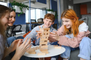Gençler, Jenga adında bir masa oyunu oynuyorlar..