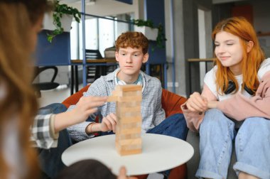 Gençler, Jenga adında bir masa oyunu oynuyorlar..