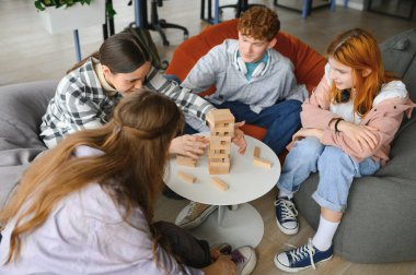 Gençler, Jenga adında bir masa oyunu oynuyorlar..