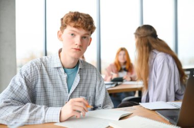 Grup genç üniversite öğrenci sınıfta.