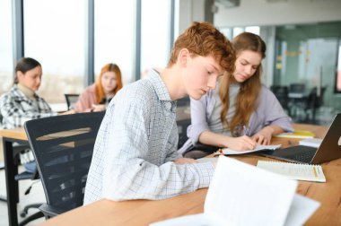 Kütüphanede ya da sınıfta okuyan öğrenciler.