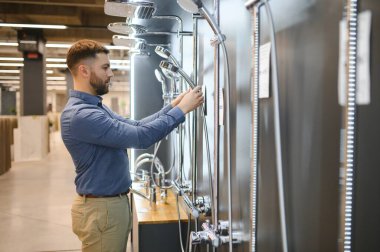 İnşaat pazarındaki adam..