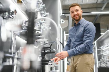 Adam hijyenik eşya dükkanından ürün seçiyor..