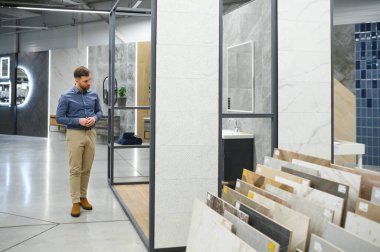 Banyo seçiyorum. Ev için malzeme deposunda bir adam..