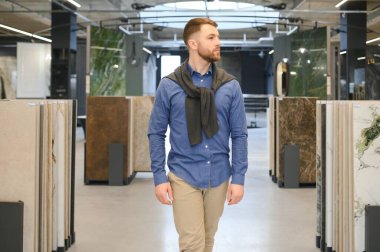 Adam ev banyosu için seramik fayans ve kap kacak seçiyor..