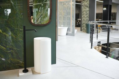 Hırdavatçıdaki tuvalet aksesuarları..