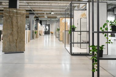 Modern Seramik fayanslar lüks alışveriş merkezinde sergileniyor. Alışveriş merkezi seramik malzeme satar..