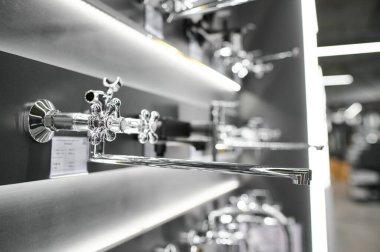 Küvet ve lavabo karışımı. Bir hırdavatçıda tesisat işi. Lavabo tıkırtısı. Duş için duvara monte edilmiş köşedeki duşun ayrıntıları. Paslanmaz çelik musluk