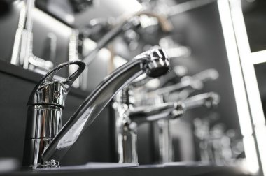 Küvet ve lavabo karışımı. Bir hırdavatçıda tesisat işi. Lavabo tıkırtısı. Duş için duvara monte edilmiş köşedeki duşun ayrıntıları. Paslanmaz çelik musluk