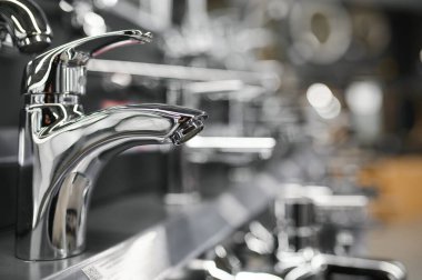 Küvet ve lavabo karışımı. Bir hırdavatçıda tesisat işi. Lavabo tıkırtısı. Duş için duvara monte edilmiş köşedeki duşun ayrıntıları. Paslanmaz çelik musluk